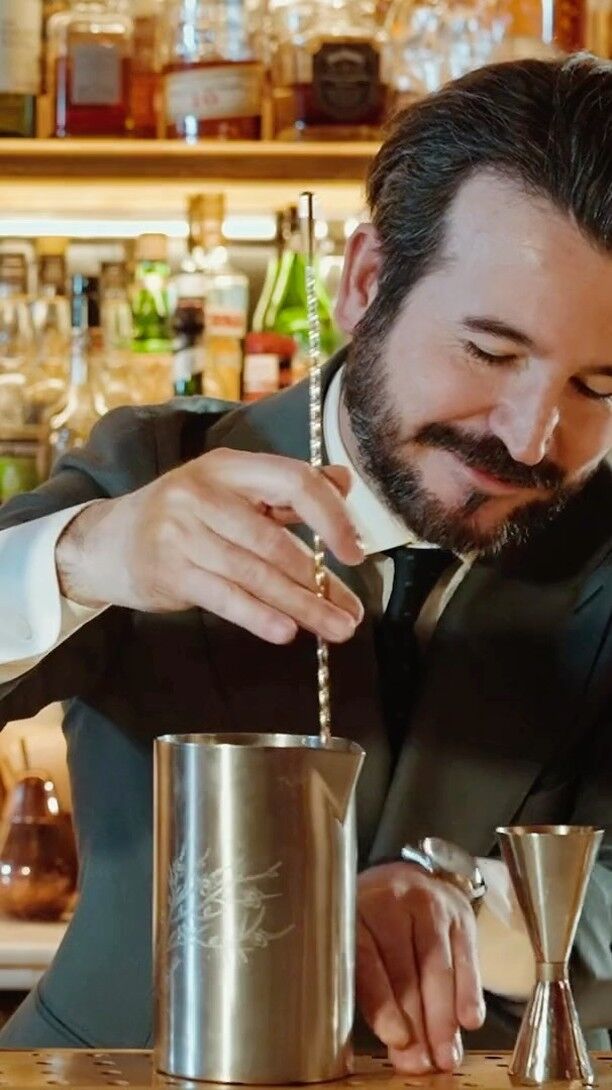Shaken or stirred, @thecoralroom serves up the perfect pour every time. 🥃

#thedoylecollection #londonbars #thecoralroom